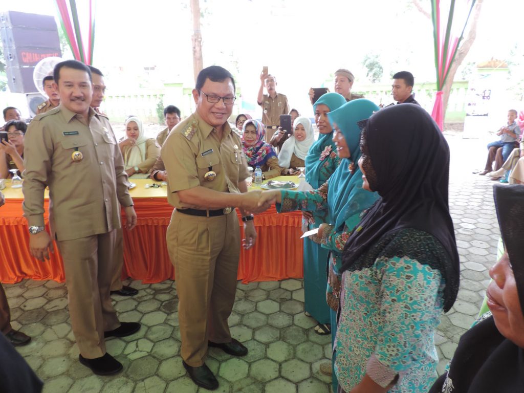 BERI BANTUAN - Bupati Tuba Ir Hanan A Rozak didampingi Wakil Bupati Heri Wardoyo saat memberikan bantuan kepada kader posyandu dalam rakor dinas kesehatan yang digelar di Banjarmargo