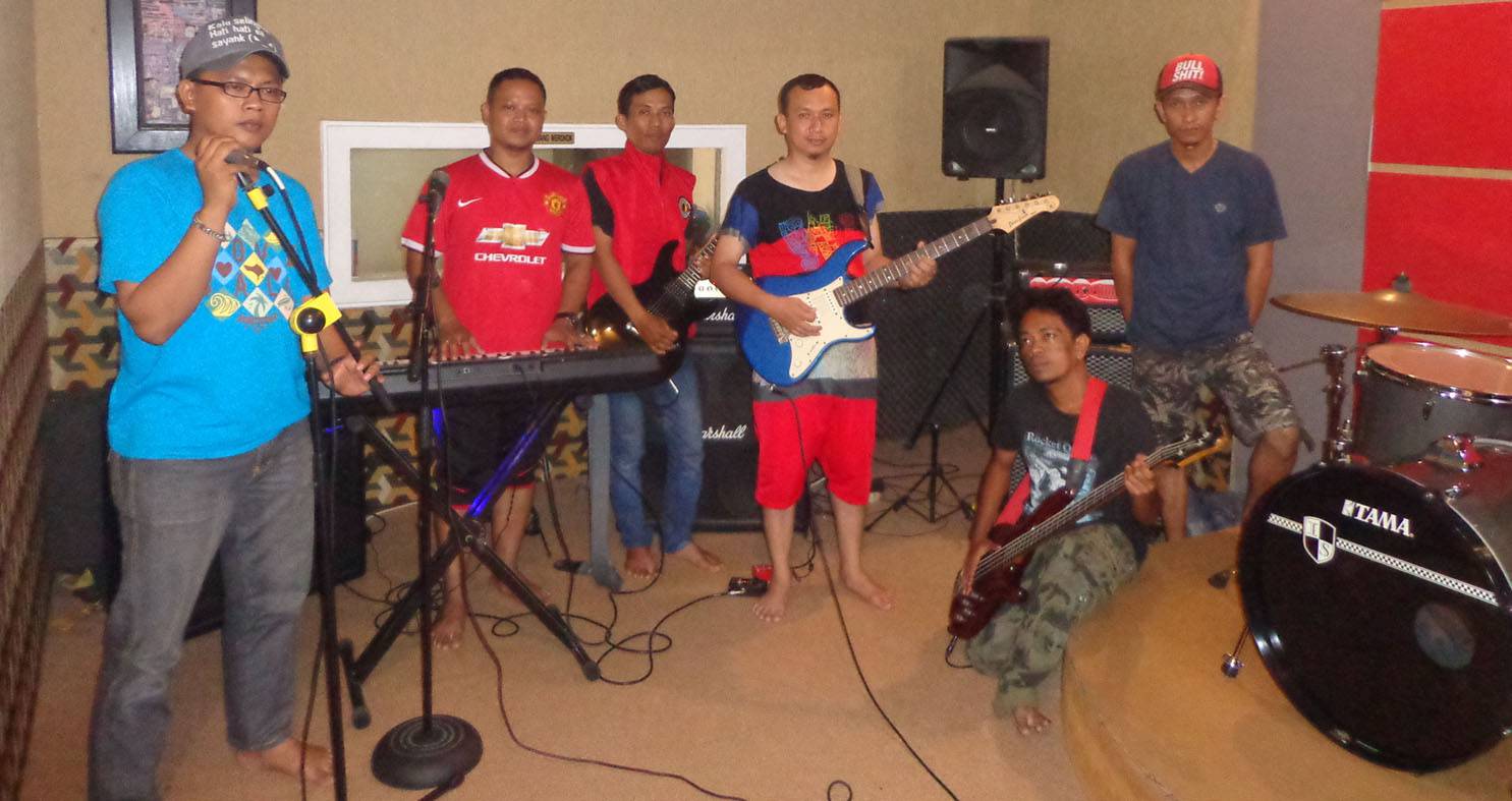 Grup Band Asal Lampung Allen Blue siap meramaikan musik di Tanah Air. Foto dibidik di markas Allen Blue Minggu kemarin, (07/08/2016) / Foto waone/ragamlampung.com 