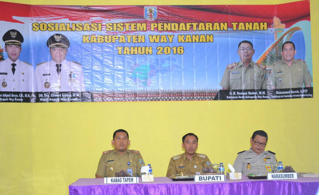 Bupati Way Kanan saat membuka Sosialisasi Sistem Pendaftaran Tanah Kabupaten Way Kanan Tahun 2016