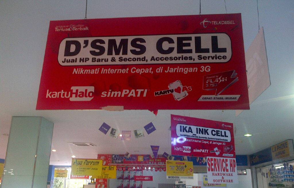 D'SMS Cell, menyediakan berbagai macam jenis ponsel baru dengan berbagai varian dan tentunya dengan harga yang relatif murah. Foto Eka/ragamlampung.com