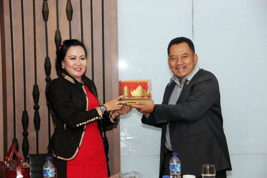 Pemberian Cinderamata dari ketua DPD KAI Lampung Adv Desi Eliyana kepada Sekjen KAI pusat Sekjend KAI Adv Aprillia Supaliyanto. 