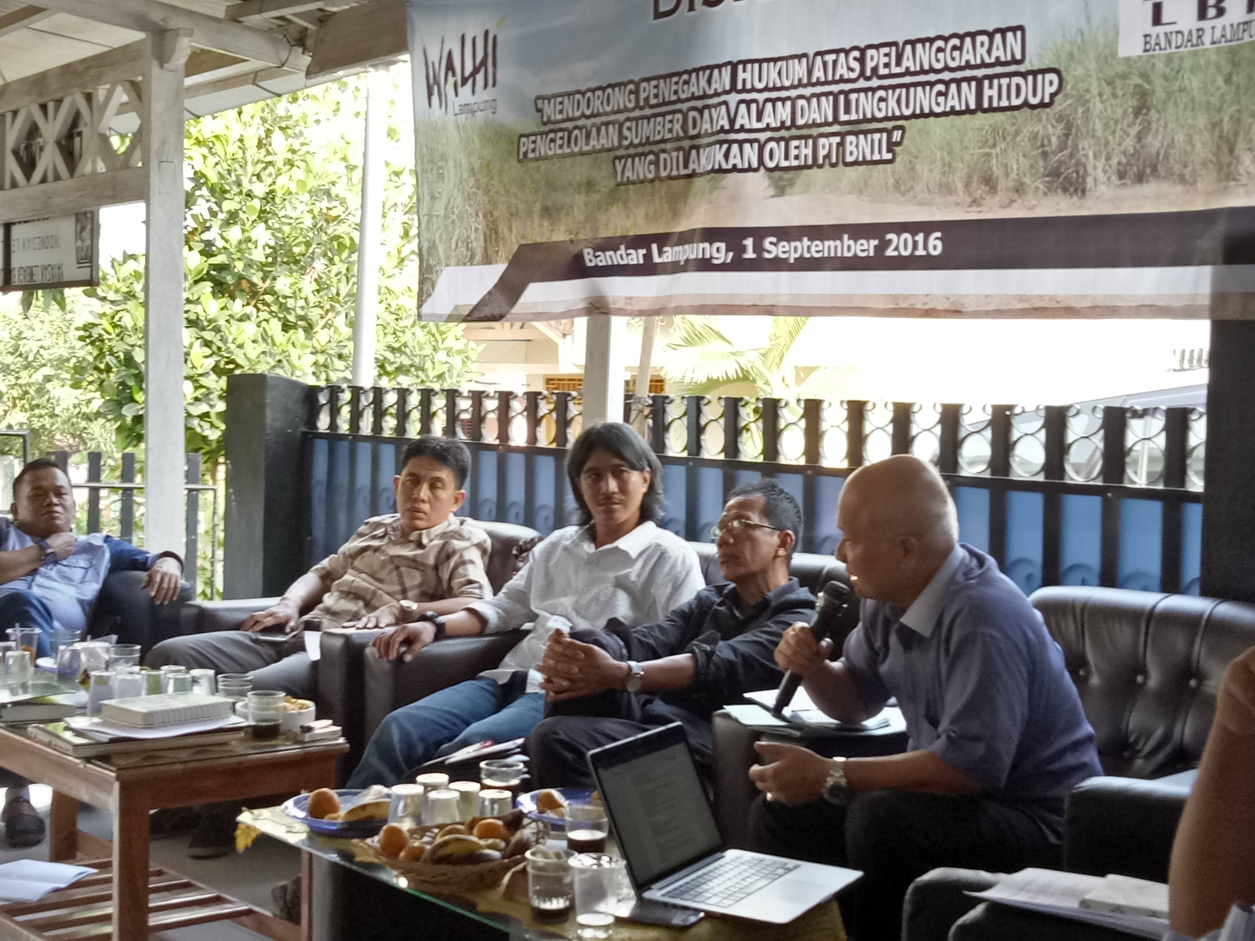 diskusi di lbh bandarlampung terkait pelanggaran lingkungan pt bnil, kamis (1/9/2016)