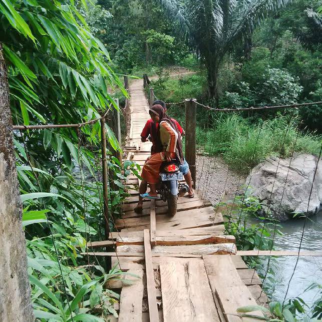 jembatan gantung di desa tanjungbaru, kecamatan bukitkemuning, lampung utara, terpaksa dilintasi warga meski berbahaya. foto diambil kamis (1/9/2016)