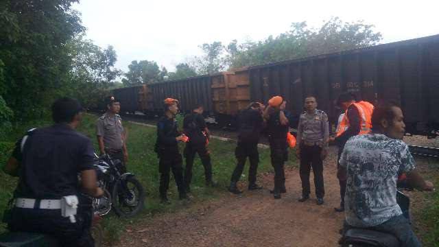 kereta api babaranjang tanpa muatan anjlok di jembatan melungun, desa ketapang, lampung itara, senin (19/9/2016).