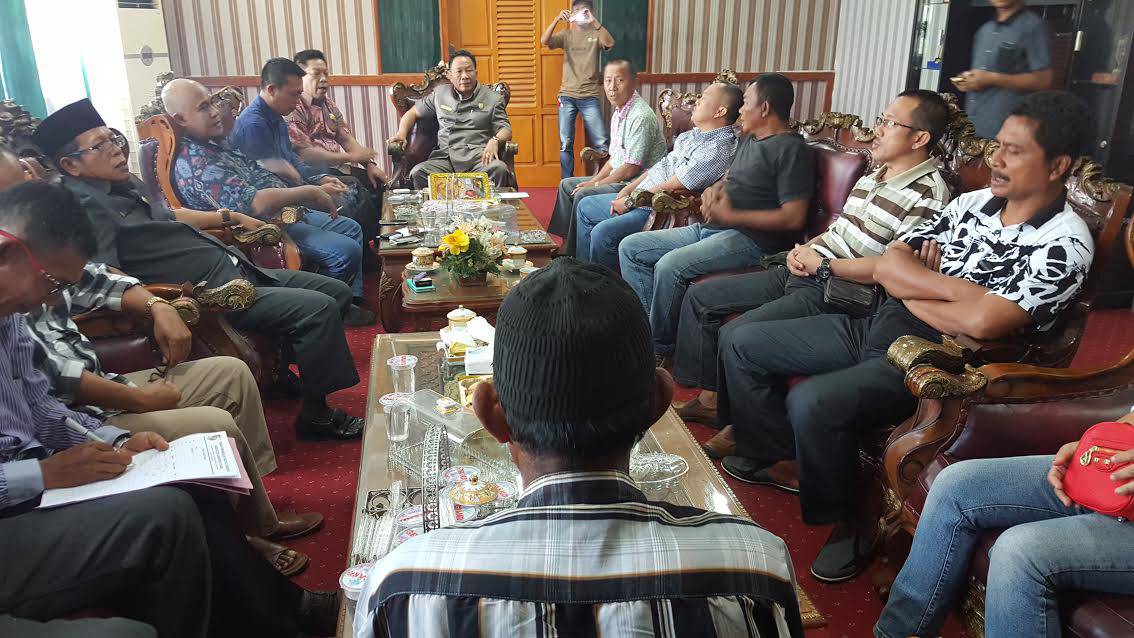 perwakilan petani singkong saat bertemu dengan anggota dprd lampung utara, senin (19/9/2016).