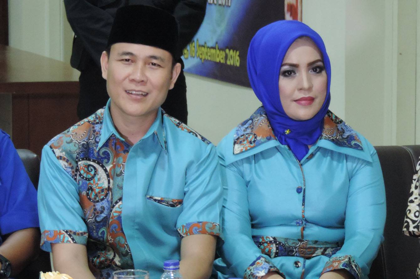 Pasangan Bacalon Bupati dan Wakil Bupati Siti Rahma dan Edi Agus Yanto saat deklarasi Partai Nasdem di Gedung Krakatau Jumat malam, (16/09/2016). Foto Toni/ragamlampung.com