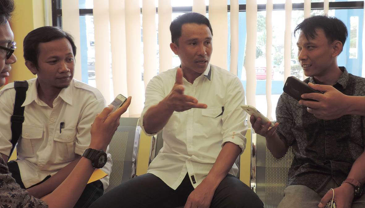 Wawancara Calon Bupati Lampung Barat Parosil Mabsus dengan sejumlah awak media Jumat , (23/09/2016) Foto Toni/ragamlampung.com