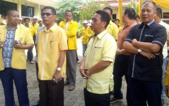 Azwar Yakub dan Ismet Roni saat memimpin pengambilaihan Kantor DPD I Partai golkar Lampung, Kamis pagi (15/9/2016) 