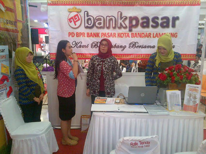 Manajer Bank Pasar Bandarlampung Diana Sari saat membeberkan keunggulan Bank Passar dalam pameran yang digelar oleh OJK di Mall Kartini Sabtu (22/10/2016). 