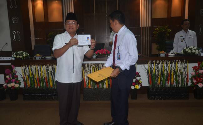 bupati tulangbawang hanan a rozak, menerima kartu penisun (karip) dari pt taspen, rabu (26/10/2016)
