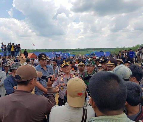Kapolda Lampung Brigjen Pol Ike Edwin saat memediasi sengketa antara PT BNIL dengan Serikat Tani Korban Gusuran BNIL (STKG), medio September lalu. (humas polda)