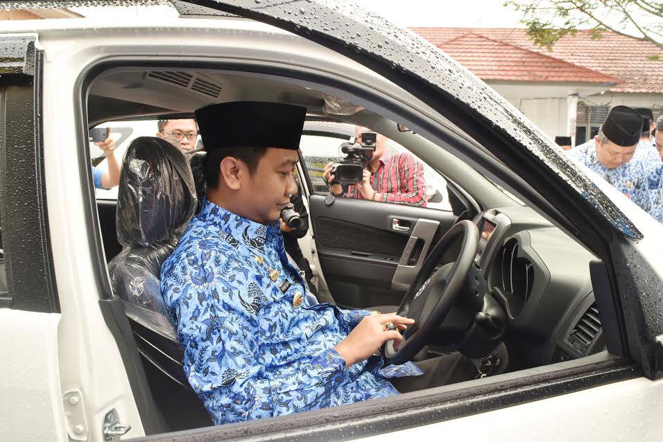 bupati lampung utara agung mangkunegara menyerahkan mobil dinas untuk para camat, senin (17/10/2016)