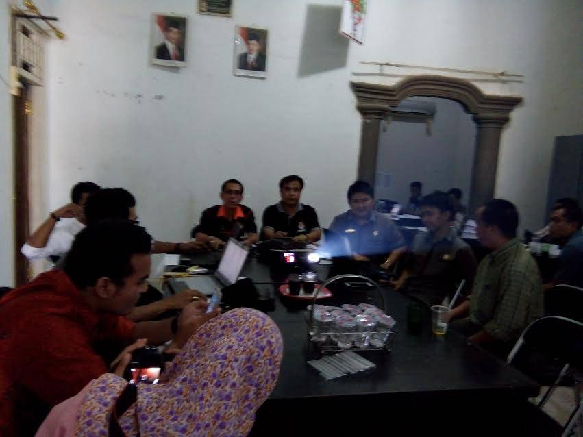 rapat kpu mesuji dengan penghubung calon pilkada dan panwaslu, rabu (26/10/2016)