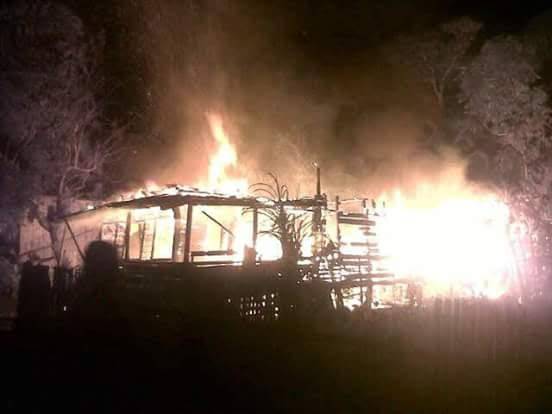 rumah seorang warga di desa sungai cambai, mesuji, terbakar, senin (31/10/2016) malam. 