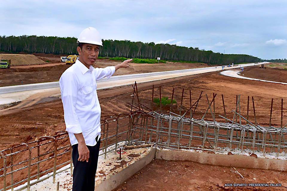 presiden joko widodo saat meninjau proyek jalan tol trans sumatera. 