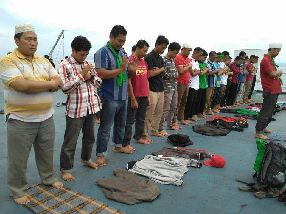 Jamaah muslim Lampung yang sedang melaksanakan shalat saat tiba di Jakarta. Foto Ist